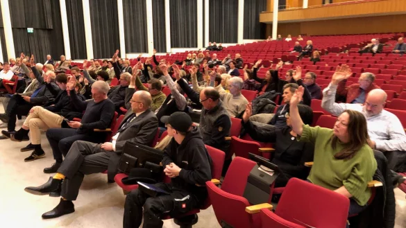 Der "Moment der Wahrheit": Der Stadtrat stimmt in der Konzerthalle &uuml;ber den Doppelhaushalt ab (im Vordergrund die CDU-Fraktion). - &copy; Thomas Reineke