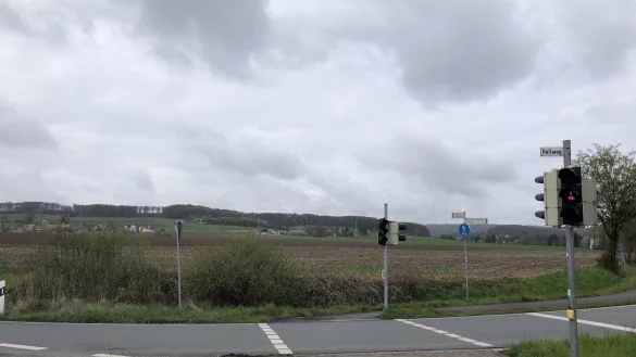Auf diesem Feld s&uuml;d&ouml;stlich der "Hellweg-Kreuzung" in Kachtenhausen sollen sich nach dem Willen der Stadt Lage in naher Zukunft Firmen ansiedeln k&ouml;nnen. Der Regionalrat in Detmold hat den Pl&auml;nen bereits zugestimmt. - &copy; Thomas Reineke