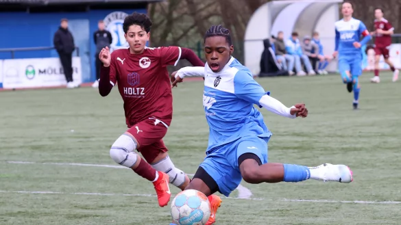 Anjo Johnson Agostinho vom JFV Lippe zieht ab. - © paul cohen