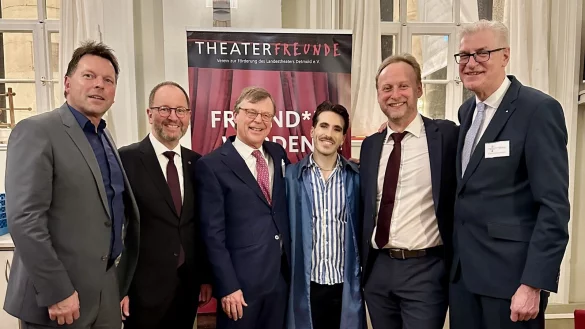 Br&uuml;germeister Frank Hilker (von links), Landesverbandsvorsteher J&ouml;rg D&uuml;ning-Gast, Stephan Prinz zur Lippe, Operns&auml;nger Mayaan Licht, Landestheater-Intendant Georg Heckel und J&uuml;rgen Wannhoff von den Theaterfreunden Detmold. - &copy; Theaterfreunde Detmold