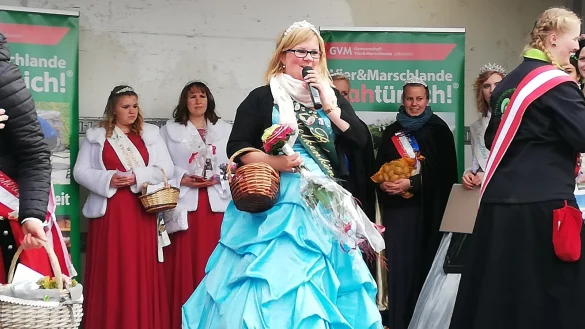 Die Amtszeit von Blombergs Nelkenk&ouml;nigin Melanie II (Schuitema) endet. Nachfolgerinnen oder Nachfolger k&ouml;nnen sich bewerben. - &copy; Fotorechte: Blomberg Marketing