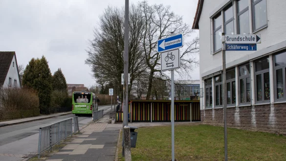 In der Franz-Hausmann-Stra&szlig;e ist entlang der Grundschule Horn eine Einbahnstra&szlig;e eingerichtet worden. Damit soll die Schulwegsicherheit erh&ouml;ht werden. - &copy; Stadt Horn-Bad Meinberg