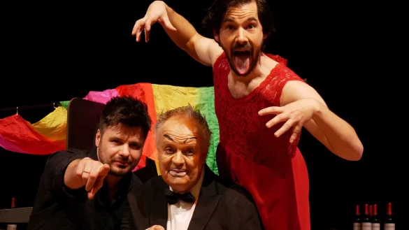 Beeindruckendes Kleinkunstrio: Eugen Loenardt, Bernd Busch und Alexander Merk (von links) auf der B&uuml;hne der Konzerthalle. - &copy; Thomas Kr&uuml;gler