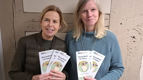 Präsentieren das Programm "Gesundheit im Fokus": Ellen Lüke von der VHS (links) und Anja Rethmeier-Hanke als Vertreterin des Klinikums Lippe. - © Klinikum Lippe