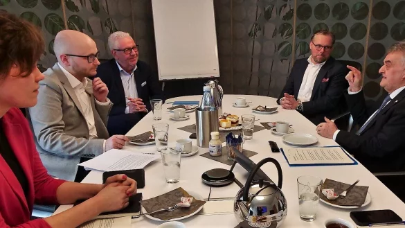 Innenminister Herbert Reul (rechts) mit LZ-Gesch&auml;ftsf&uuml;hrer Max Giesdorf, LZ-Chefredakteur Dirk Baldus sowie den Redakteuren Lukas Brekenkamp und Janet K&ouml;nig (von rechts) beim Interview im Medien Centrum Giesdorf. - &copy; J&ouml;rg Hagemann