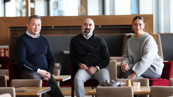 Im Denkmalrestaurant besch&auml;ftigt Ibrahim Hamad (Mitte) 25 M&auml;nner und Frauen. Dazu z&auml;hlen Restaurantleiter Seng-Ming Liu und Alina Schnormeier, die sich um die Verwaltung des "Bella Vista" k&uuml;mmert. MT-Foto: Alex Lehn - &copy; Alex Lehn