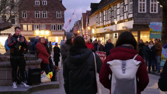 Etwa 120 Menschen haben sich am Monagabend auf dem Detmolder Marktplatz an einer Mahnwache gegen die "Spazierg&auml;nge" der Rechten beteiligt. - &copy; Jost Wolf