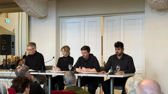 Es lesen (von links): Gernot Schmidt, Magdalena Wei&szlig;, Adrian Thomser und Banar Fadil. - &copy; Lena Pries