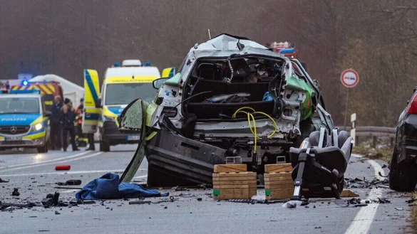 Zwei Autos stehen zerst&ouml;rt auf der Bundesstra&szlig;e 1. Bei dem Verkehrsunfall sind am Morgen drei Menschen get&ouml;tet worden. - &copy; Christian M&uuml;ller/Westfalennews/dpa