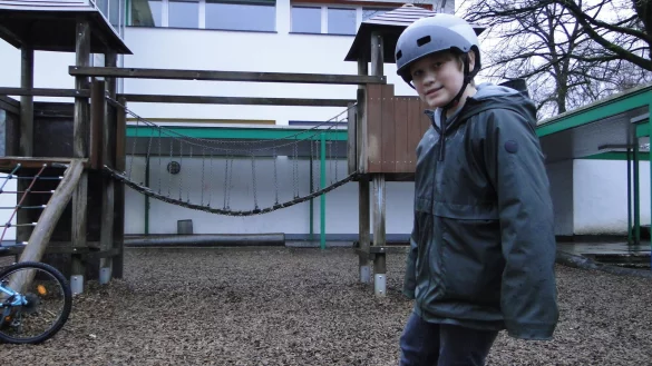 Henrie Korn aus der Klasse 4b freut sich auf das geplante Fu&szlig;ballfeld an seiner Schule und probiert schon mal ein paar Probesch&uuml;sse in die h&ouml;lzerne Spiellandschaft. - &copy; Hajo G&auml;rtner