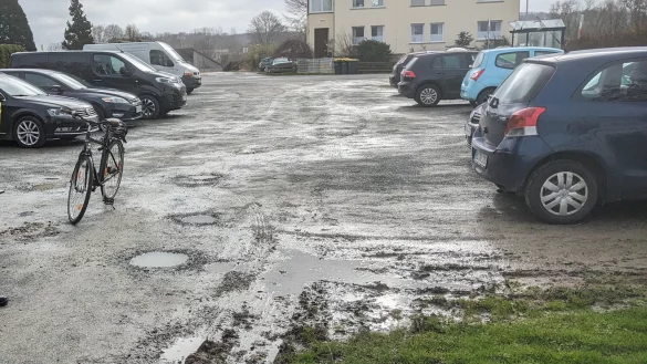 B&uuml;ndnis 90/Die Gr&uuml;nen haben bei der Stadt Lage unter anderem angefragt, ob am Sportplatz Hagen die L&ouml;cher im Parkplatz aufgef&uuml;llt werden. - &copy; Astrid Sewing