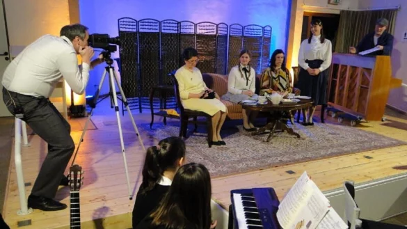 Die Theatergruppe "Hüftgold" präsentiert Loriots berühmten Sketch "Mutters Klavier" auf der Bühne des Bürgerhauses so vortrefflich, dass die Zuschauer sich vor Lachen kaum halten können. Im Vordergrund Mila Wiesner und Lara Tiller von der Musikschule Lage, die musikalische Untermalung am E-Piano liefern. - © Hajo Gärtner