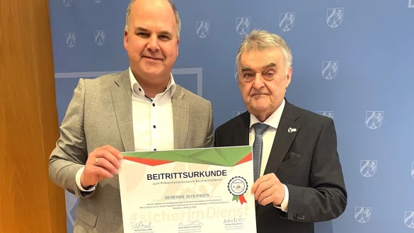 NRW-Innenminister Herbert Reul (rechts) überreichte die Urkunde an Schlangens Bürgermeister Marcus Püster. - © Gemeinde Schlangen