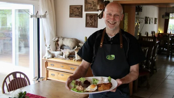 Uwe Hagemeier serviert in der „Meinberger Schweiz" modern interpretierten Labskaus. Das Seemansgericht erlebt ein Revival und steht heute in vielen Hamburger Restaurants auf der Speisekarte. - © Christina Pfrommer