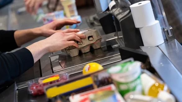 Ein Kassierer scannt in einem Supermarkt an der Kasse die Produkte. Nicht immer stimmen die gespeicherten Preise mit denen &uuml;berein, die auf den Etiketten im Markt stehen. Die Verbraucherzentrale r&auml;t dazu, Preise sofort zu kontrollieren. - &copy; picture alliance/dpa