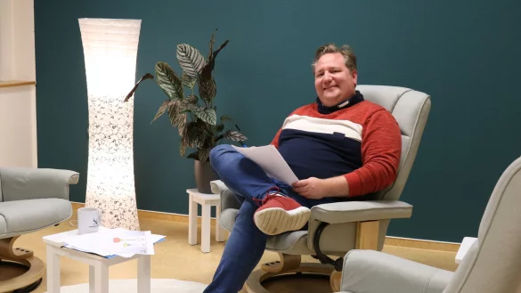 Benjamin Kramer sitzt in seinen Beratungsräumen in Schötmar. - © Alexandra Schaller