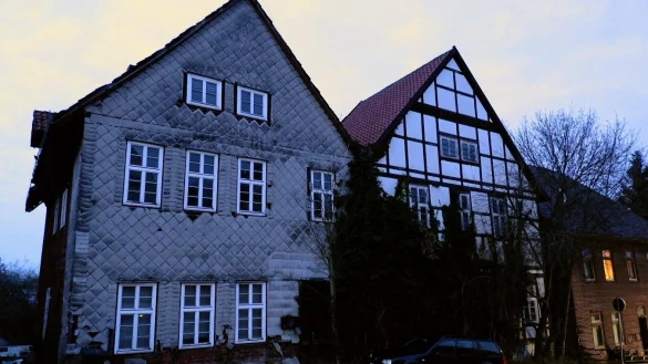 Der Verfall ist am leerstehenden Haus Nummer 31 an der Varenholzer Stra&szlig;e deutlich zu erkennen. - &copy; Lorraine Brinkmann