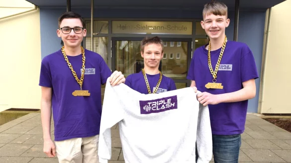 Jonas Junker (14), John Hergaden (14) und Torben Becker (16, v. l.) vor der Heinz-Sielmann-Schule mit den Shirts zur Sendung und den goldenen Triple-Clash-Ketten. - &copy; Karin Prignitz