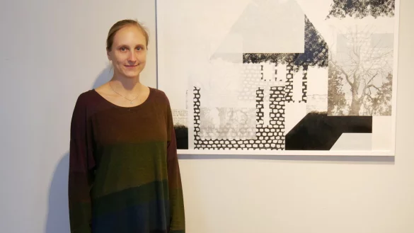 Verschr&auml;nkungen der &Uuml;berg&auml;nge. K&uuml;nstlerin Nana Seeber vor ihrem Bild "Stuere" (Aufschichten) im Obergeschoss der St&auml;dtischen Galerie Eichenm&uuml;llerhaus. - &copy; Thomas Kr&uuml;gler