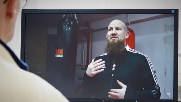 Pierre Vogel gilt als einer der bekanntesten Salafisten in Deutschland. Fr&uuml;her war er Profiboxer - mittlerweile trainiert er im Raum K&ouml;ln Kinder am Boxsack. In einem Online-Video gibt er Einblicke in das Sportstudio. - &copy; Lukas Brekenkamp