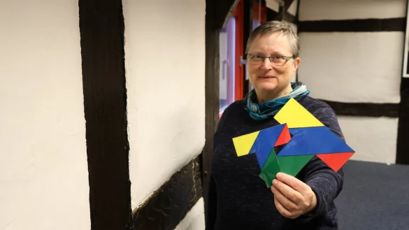 Marion Otten mit einem "T", das die Teilnehmer bei ihrem Ged&auml;chtnistraining-Kursus zusammensetzen m&uuml;ssen. - &copy; Alexandra Schaller