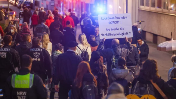 Seit 2020 demonstrierten Menschen gegen die Corona-Ma&szlig;nahmen, wie hier 2021 in Bielefeld. Mit der Zeit wandelte sich die Szene. - &copy; Sarah Jonek Fotografie