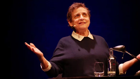 Katharina Thalbach mimt vor &uuml;ber 600 G&auml;ste des ausverkauften Landestheaters die Altkanzlerin. - &copy; Thomas Kr&uuml;gler