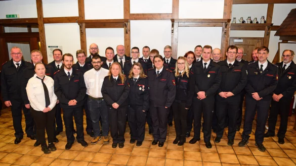 Bei der Jahreshauptversammlung der Extertaler Feuerwehr werden zahlreiche Mitglieder geehrt, befördert oder in die Ehrenabteilung entlassen. - © Nicole Ellerbrake