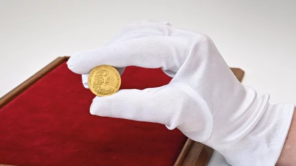 Bis zum Auktionstermin lagert der vierfache Dukat des Grafen Simon Heinrich zur Lippe im Tresor des Auktionshauses. Für die LZ nahmen die Experten die "vorzüglich erhaltene" Münze heraus und fotografierten sie. So lässt sich das Größenverhältnis gut ausmachen. - © Auktionshaus Künker