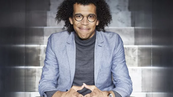 Chefdirigent Jonathon Heyward steht letztmals am Dirigentenpult in der Bad Salzufler Konzerthalle. - &copy; LT ArchitekturfotografieLaura ThiesbrummelHaydnstra&szlig;e 880336 M&uuml;nchenDeutschlandDie Bildnutzung ist honrarpflichtig und b