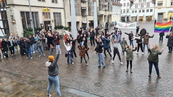 Die Aktion "One Billion Rising" fand am Mittwochnachmittag unter anderem auf dem Lemgoer Marktplatz statt. - &copy; Nadine Uphoff