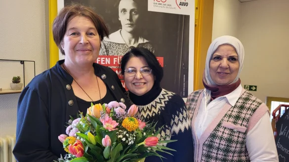 Im Februar hat Susanne Sonder (links) die Leitung des AWO Begegnungszentrums Sch&ouml;tmar &uuml;bernommen. Neben ihr stehen Safia Omar (Mitte) und Adieba Alayoubi, die unter anderem den N&auml;htreff leiten und mit denen sie ab sofort viel zusammenarbeiten wird.. - &copy; Freya K&ouml;hring