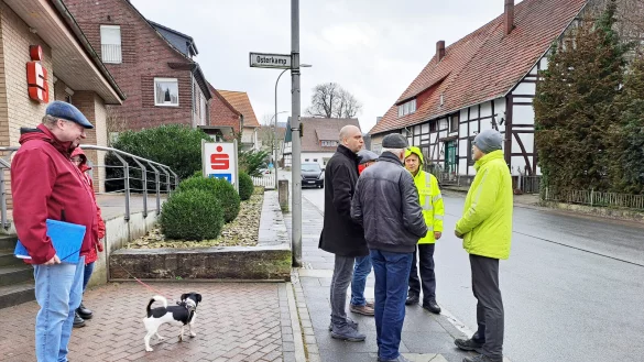 Mitglieder des SPD-Ortsvereins Langenholzhausen haben die Verkehrssituation im Ort unter die Lupe genommen. - &copy; SPD Langenholzhausen