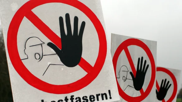 Asbestfasern gef&auml;hrden die Gesundheit. Da immer mehr Menschen &auml;ltere Wohngeb&auml;ude sanieren, kommt es zu Problemen. - &copy; (c) Copyright 2011, dpa (www.dpa.de). Alle Rechte vorbehalten