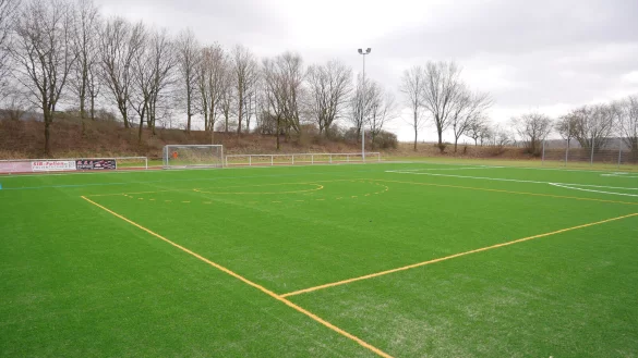 In sattem Gr&uuml;n zeigt sich die neue Oberfl&auml;che des Kunstrasenplatzes in Kirchheide. - &copy; Alte Hansestadt Lemgo