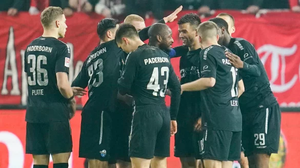 Der SC Paderborn hatte in Kaiserslautern wenig Grund zum Jubeln. Doch in H&auml;lfte zwei konnten die G&auml;ste dann mit den Torsch&uuml;tzen David Kinsombi (M.) und Visar Musliu feiern. - &copy; picture alliance/dpa