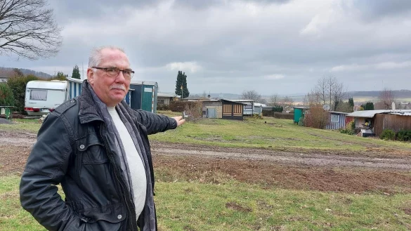 Klaus Zumhasch ist vielen als Ortsb&uuml;rgermeister von L&uuml;gdes Kernstadt bekannt. Er kennt sich aber auch auf dem Campingplatz in Elbrinxens bestens aus, dort steht er dem Eigent&uuml;mer beratend zur Seite. Auf dieser Fl&auml;che wird ein neues Sanit&auml;rgeb&auml;ude seinen Platz finden. - &copy; Michaela Wei&szlig;e