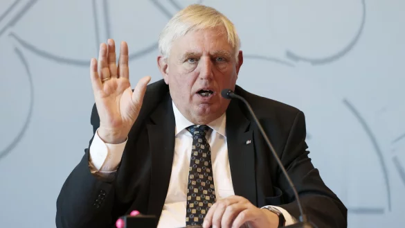 "Nach wie vor halte ich die Isolierung von infizierten Personen zum gegenw&auml;rtigen Zeitpunkt f&uuml;r erforderlich", sagt NRW-Gesundheitsminister Karl-Josef Laumann (CDU). - &copy; David Young