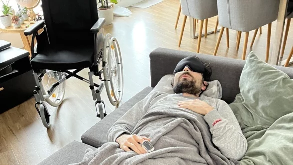 Nils J. erkrankte nach seiner dritten Impfung. Er ist seit Monaten bettl&auml;gerig, konnte zeitweise kein Licht vertragen. - &copy; Michelle Mash&auml;nser