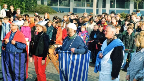Pestalozzis Erben &ndash; ein gallisch-r&ouml;misches Jux-Spektakel veranstaltete die Abiklasse des Jahres 1997 auf dem Schulhof. Zur Schulentlassung traten in lustiger Verkleidung die Lehrer Fritz Haeger (v. li.), Christina Harth, R&uuml;diger Gerke, Friedrich Mahlmann und Ulrike Niemeyer auf. - &copy; Horst Biere