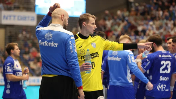 Finn Zecher tauscht sich mit seinem Torwartkollegen Urh Kastelic (vorne) aus. - &copy; paul cohen