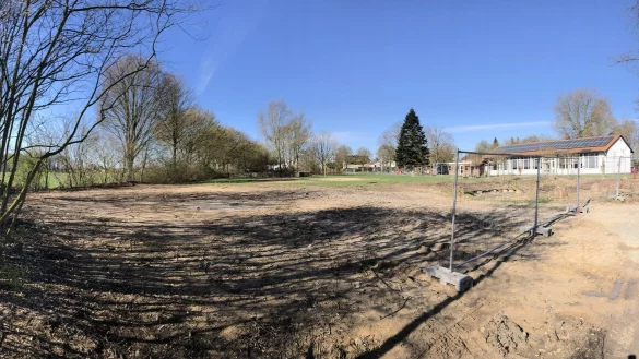 Das vorbereitete Baugrundst&uuml;ck f&uuml;r die erste Kita in W&uuml;lfer-Bexten. Im Hintergrund ist das Dorfgemeinschaftshaus zu sehen. - &copy; Thomas Reineke