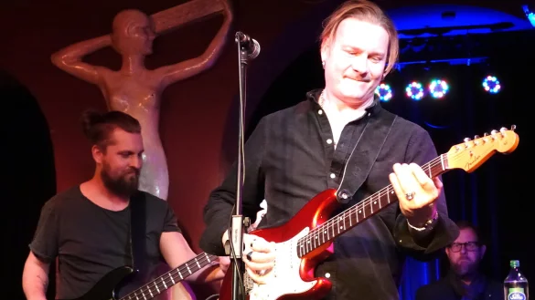 Frontman Patrik Jansson spielt die Gitarre, als st&uuml;nde er vor 500 Zuh&ouml;rern. - &copy; Axel B&uuml;rger