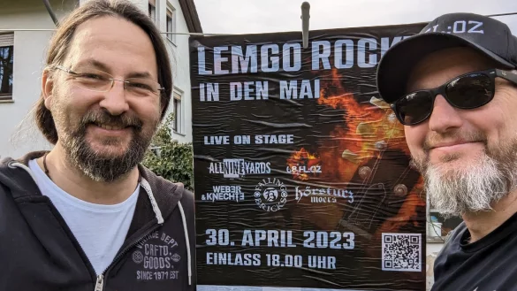 Dirk Bensel (links) und J&ouml;rn St&uuml;cke vom veranstaltenden Verein beim Plakatekleben. Sie freuen sich schon auf "Lemgo rockt". - &copy; Lemgo-rockt e.V.