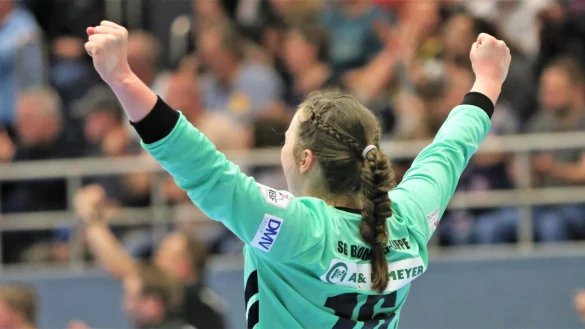 Blombergs Torh&uuml;terin Melanie Veith reckt vor Freude die F&auml;uste. - &copy; Oliver K&ouml;nig