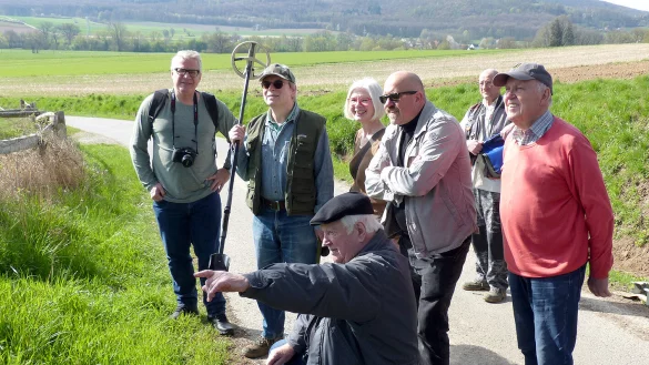 Der 91-j&auml;hrige Zeitzeuge Werner Ottolin zeigt die Absturzstelle. Gespannt sind (von links) Kirk Jordan, Neffe des abgest&uuml;rzten Copiloten, Sondeng&auml;nger Dieter Kirchhoff, Dr. Elke Treude, Josef Heller, Roland Schaberich und Josef Huppertz. - &copy; Rudi Rudolph