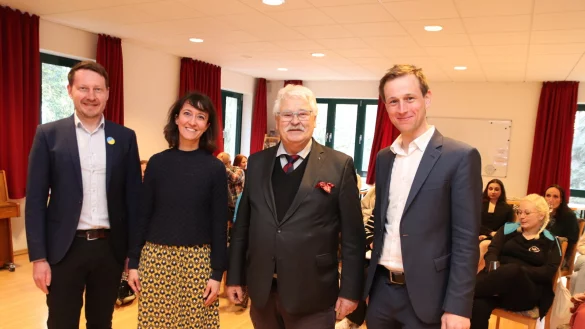 Edwin Warkentin, Kulturreferent am Museum f&uuml;r Russlanddeutsche Kulturgeschichte, v. l., Nike Alkema, Direktorin der Akademie am T&ouml;nsberg, Europapolitiker Elmar Brok und Vincent Regente, Leiter EU und Europa im Verein Deutsche Gesellschaft. Foto: Knut Dinter - &copy; Knut Dinter