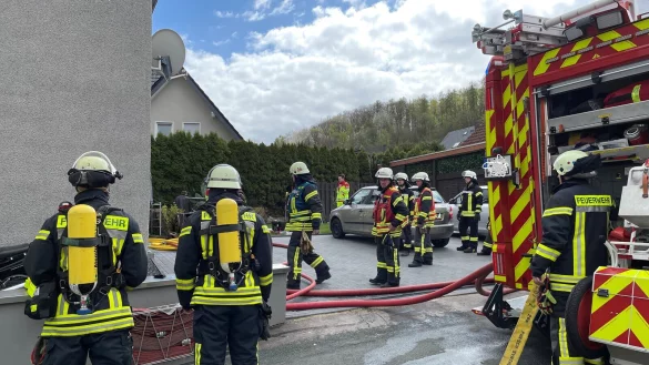 Die Feuerwehr ist am Dienstagmittag an einem Mehrfamilienhaus in W&uuml;sten im Einsatz. - &copy; Freiwillige Feuerwehr Bad Salzuflen