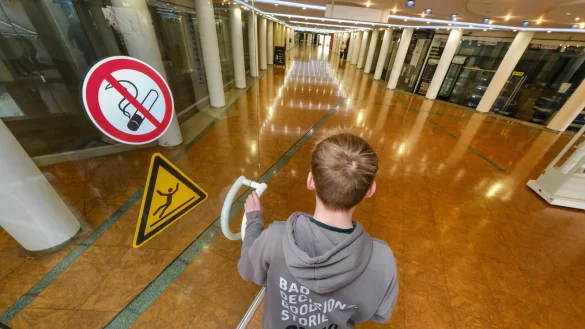 G&auml;hnende Leere: Nur noch vereinzelt nutzen Passaten den Weg durch das Jahnplatzforum zwischen Niedernstra&szlig;e und Bahnhofstra&szlig;e. - &copy; Andreas Zobe