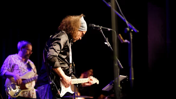 Verneigung vor Erich Clapton: Die Band "Claptomania" um Tom Freitag (vorn) gastiert demn&auml;chst in L&uuml;gde zu einem Konzert. - &copy; Die Photo-WG W&ouml;bbeking&G&ouml;hmann GbR